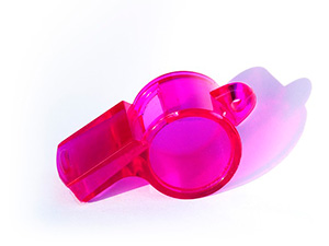 Un silbato de plástico de color rosa
