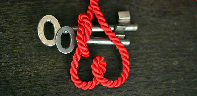 Unas llaves con un lazo en forma de corazón
