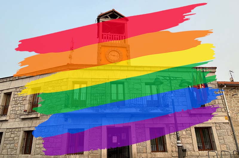 Fachada del Ayuntamiento de Moralzarzal con la bandera arcoiris sobrepuesta