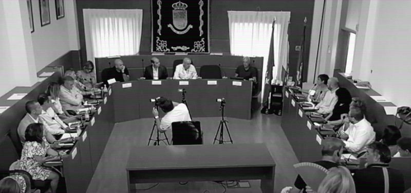 Imagen del Pleno de Moralzarzal en blanco y negro