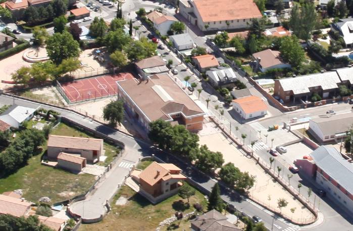 Vista aérea del Colegio El Ras ode Moralzarzal en la que se observa la calle que separa las diferentes instalaciones