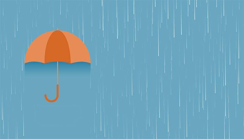 Paraguas naranja abierto frente a lluvia azul