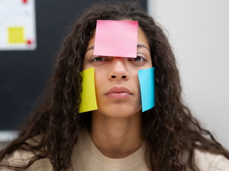 Una chica con post it en la cara