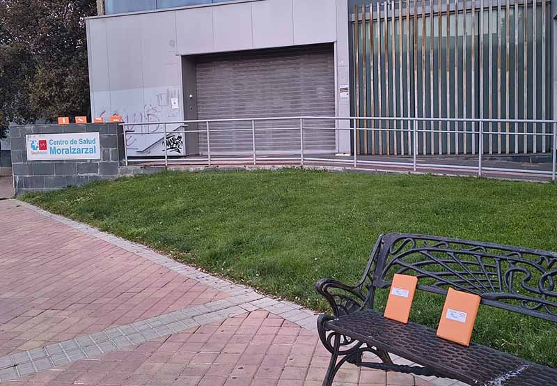 Libros depositados delante del Centro de Salud de Moralzarzal, para el disfrute de los vecinos